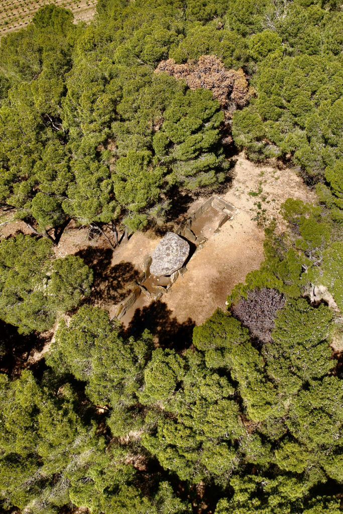 dolmen des fades vu du ciel aude actually magazine