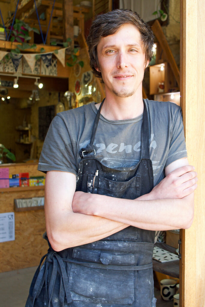 boris lelong portrait entrée atelier boutique montolieu aude actually