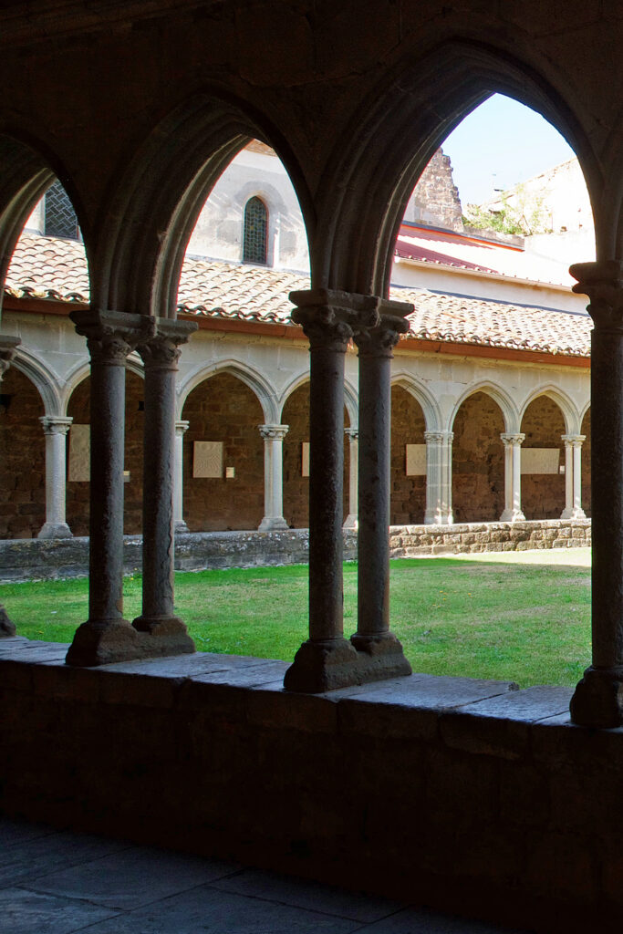 abbaye de saint-hilaire intérieur du cloitre aude actually