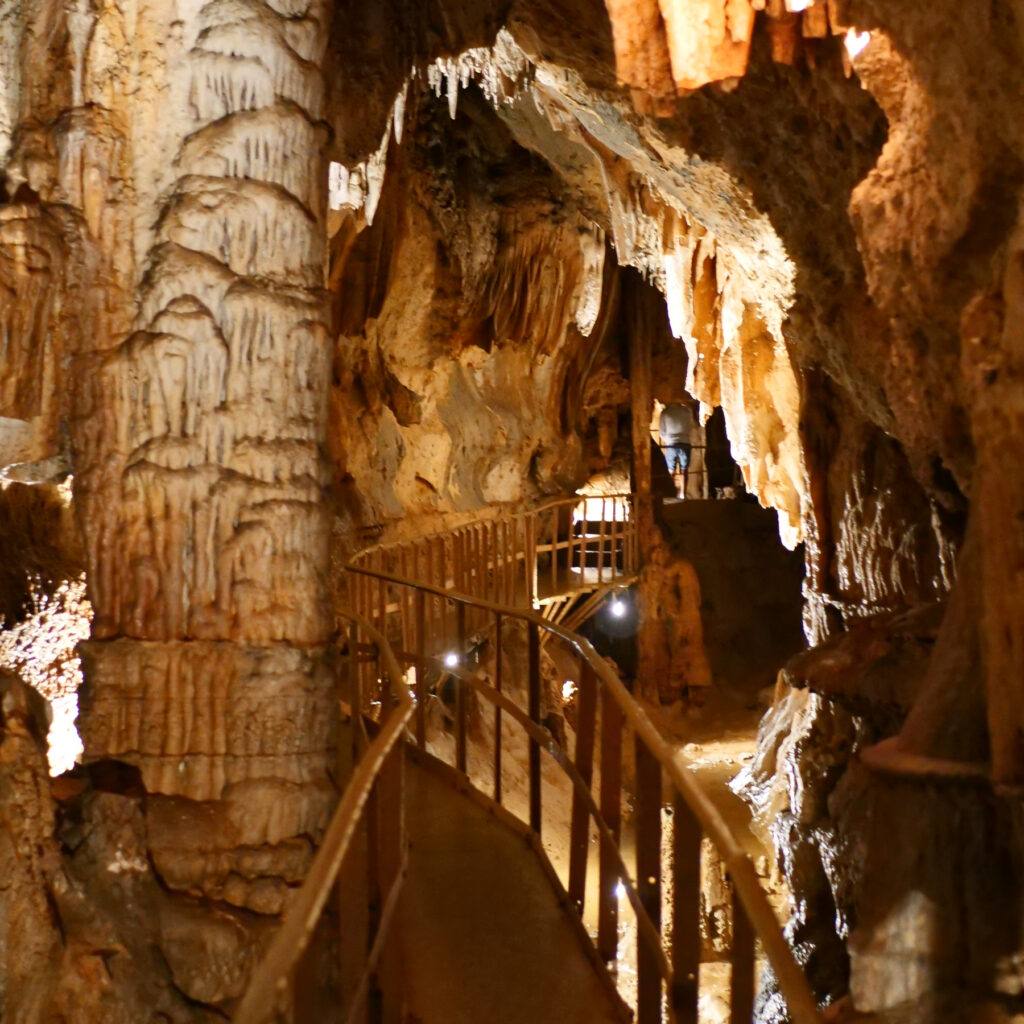 grotte de limousis concrétions passerelle